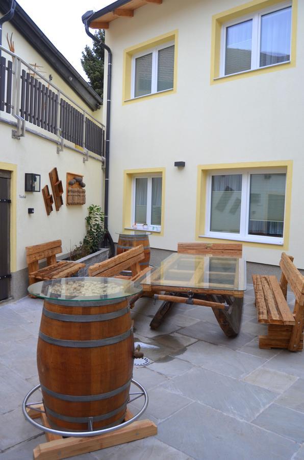 Pension Zum Strell Hollabrunn Exterior foto