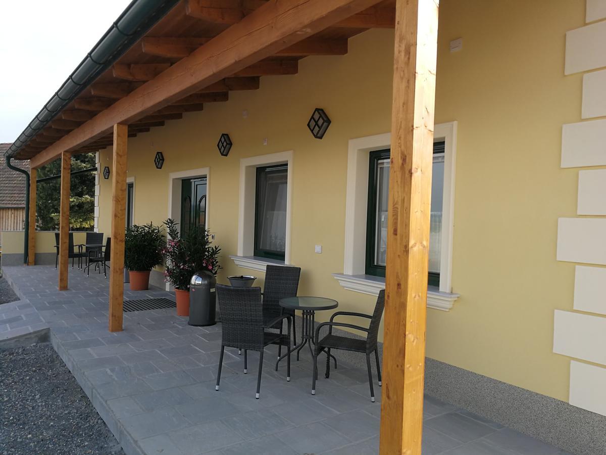 Pension Zum Strell Hollabrunn Exterior foto